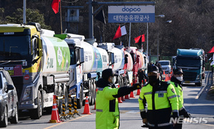 &apos;품절 주유소&apos; 60곳으로 늘어…산업차관, 천안저유소 점검