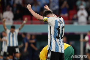 메시, 마라도나 넘어 월드컵 통산 9호골…아르헨티나, 호주 잡고 8강 진출