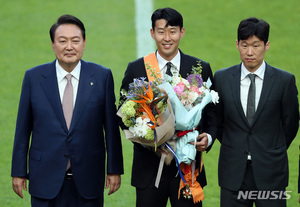 벤투 감독·손흥민 등 축구대표팀, 항공편 나눠 7일 귀국길