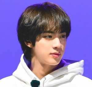 "God of Beauty" 방탄소년단 진, &apos;세상에서 제일 잘난 석진이&apos;... 사랑스러운 생일 기념 위버스 라이브 폭발적인 반응