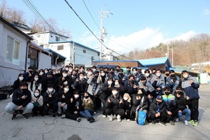 두산 선수단, 팬과 함께 연탄 5000장 직접 배달