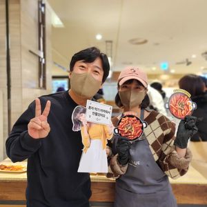 "백화점 직접 응원 와"…이수근, 아내 박지연 떡볶이 사업 응원