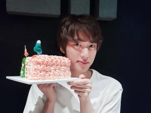 방탄소년단 진의 ‘Special Cake’, ‘제이홉이 도안한 케이크’ 인증샷..훈훈한 우정과시