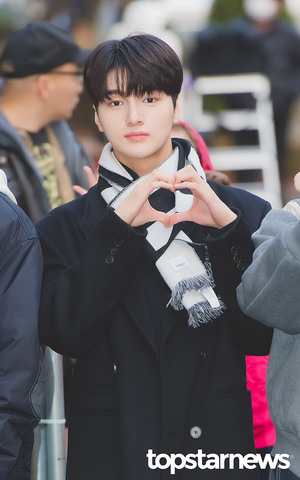 [HD포토] 드리핀(DRIPPIN) 차준호, ‘男神 하트’ (뮤직뱅크 출근길)