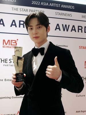 황민현, &apos;2022 AAA&apos; 2관왕…"올해는 인생의 2막 같아”