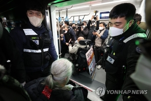 장애인 단체(전장연) 시위에…지하철 4호선, 오늘(15일)도 무정차 통과 가능성