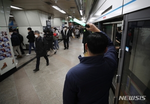 서울 지하철 1호선, 열차 고장으로 운행 지연…현재 견인 조치