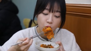 “맛없을 수 없어” 유튜버 쯔양, 김치 삼겹살→부대찌개 먹방 공개