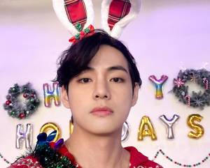 ‘Vocal King V’ 방탄소년단 뷔, 전 세계 아미에 깜짝 ‘크리스마스 선물’…‘It&apos;s Beginning to Look a Lot Like Christmas’ 커버곡 공개