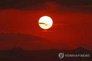 저무는 임인(壬寅)년·밝아오는 계묘(癸卯)년, 3년만에 재개된 해넘이·제야의 종 타종행사 &apos;북적&apos;