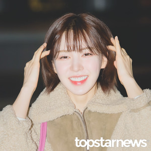 [HD포토] 레드벨벳 웬디, ‘빙그레 웃을 莞(완)’ (웬디의 영스트리트 출근길)