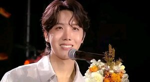 ‘Congrats JHOPE’ 방탄소년단 제이홉, ‘4관왕 수상’ 골든디스크 어워즈 흥행 견인…태국 5만 관객 &apos;j-hope&apos; 연호