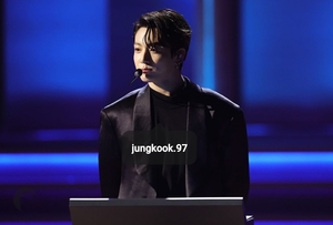 美그래미, 방탄소년단 정국 &apos;그래미 이달의 컬러: 블루&apos; 선정→SNS 계정 팔로우...세계적인 스타들과 나란히