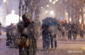 [내일 날씨] 전국 눈 또는 비 계속, 모레까지 강원영동 폭설…전국 짙은 안개 주의