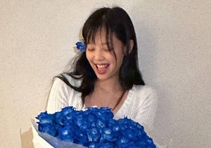 블랙핑크(BLACKPINK) 제니, 母 생일 선물에 미소 가득…“my blue roses”