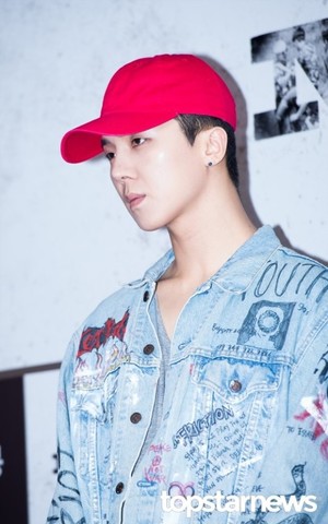 "울며 포기하고 싶다"…위너 송민호, 의미심장한 SNS 글