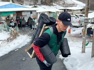 션, 연탄 2000장 배달…소외 이웃에 온기 전해