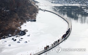 &apos;강물 따라 뚜벅뚜벅&apos; 철원 한탄강 얼음 트래킹 축제 13일 개막