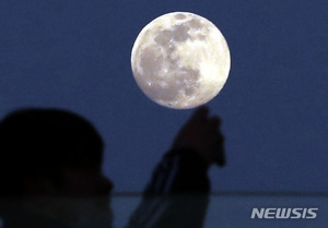 [날씨] 내일 정월대보름, 아침까진 추워…내내 맑아 보름달 보일 듯