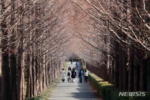 [오늘 날씨] &apos;낮 최고 13도&apos; 대체로 포근…전국 곳곳 미세먼지 &apos;나쁨&apos;