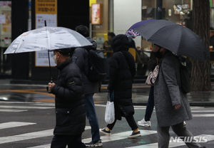 [내일 날씨] 남부지방에 비…수도권 등 미세먼지 &apos;나쁨&apos;