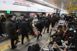 전장연, 다음달 23일까지 지하철 탑승 시위 중단 "서울시 답 없으면 재개할 것"