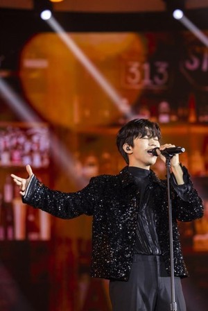 임영웅, &apos;LA 콘서트&apos; 어바인 타미 킴 부시장 콘서트 관람 &apos;찐팬&apos; 인증…"안녕하세요 영웅시대 여러분 우리 엄마도 임영웅 제일 좋아해요"