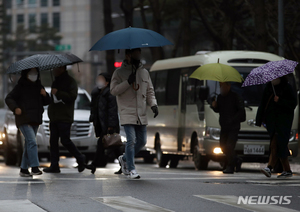 [오늘 날씨] 전국 곳곳에 비소식, 최대 40㎜…수도권·충청권 미세먼지 &apos;나쁨&apos;