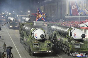 북한, 어제 ICBM &apos;화성-15형&apos; 발사…고체연료 첫 시험 가능성 주목
