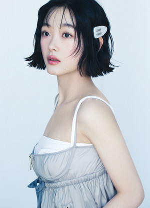 “순수하면서도 유니크하다”…이유미, 일본 유명 패션지 ‘SPUR’ 커버 장식