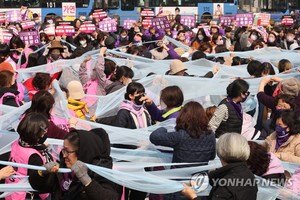 [국제 여성의 날] 여성 노동자 평균임금 남성 65%…근속연수도 2.1년 짧아