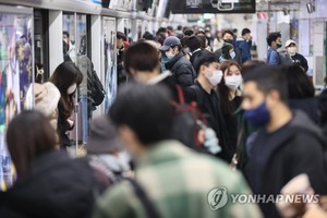 대중교통 마스크 착용 의무 해제 검토…다음주 결정