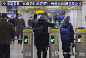 서울시의회, 지하철·버스요금 300원 인상 요금 조정안 통과…하반기 인상