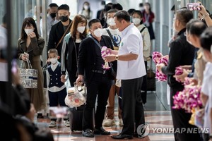 중국, 자국민 단체여행 40개 국가 추가 허용해 60개국으로 늘려…한국은 배제