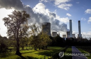 &apos;지구 온난화&apos; 주범 이산화탄소 포집 &apos;최대 3배&apos; 높인 기술 개발…법적 규제는 한계