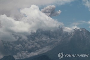 인도네시아 므라피 화산 또 폭발…화산재 3㎞ 높이까지 솟구쳐
