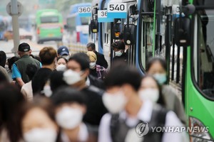 20일부터 버스·지하철·택시·마트 내 약국 마스크 착용 의무 해제…남은 곳은?