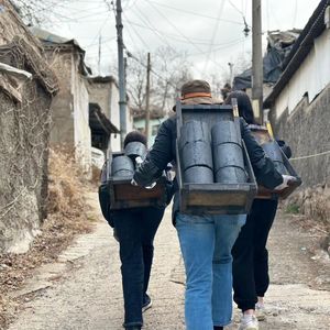 "두 딸과의 데이트"…&apos;신애라♥&apos; 차인표, 입양 딸과 연탄봉사