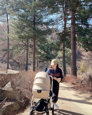 &apos;이욱♥&apos; 가수 벤, 붕어빵 딸 폭풍 성장 근황 공개…“나 닮은 귀여운 애”