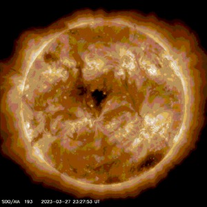 태양에 지구 크기 20배 &apos;코로나 홀&apos; 발견…태양풍 발생해 오로라 형성될 수도