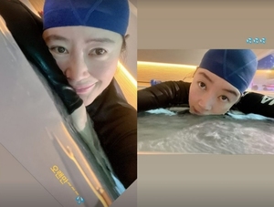 52세 김혜수, 수영장에서도 굴욕없는 동안미모