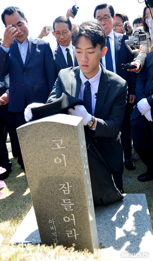 전두환 손자 전우원, 겉옷 벗어 5·18열사 비석 닦다…"광주시민은 진정한 영웅" 