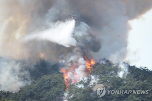 소방당국, 서울 인왕산 산불 주불 진화에 1단계로 낮춰…축구장 20개 면적 소실