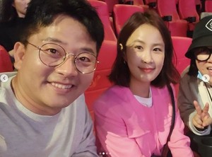 "얼굴이 확 폈네"…김숙, 김준호♥김지민 커플과 셀카 촬영서 굴욕