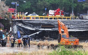 분당 정자교 보행로, 불과 3∼4초만에 신호등, 도로 가드레일까지 &apos;와르르&apos; 붕괴