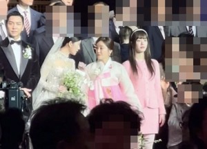 이다인 언니 이유비, 올 핫핑크 패션으로 &apos;민폐 하객&apos; 등극?