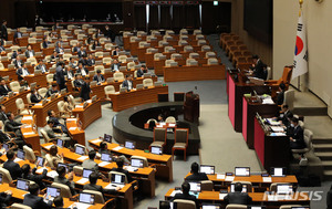 &apos;윤석열 거부&apos; 양곡법, 재투표에서 국민의힘 반대로 17표 부족해 부결…290표 중 찬성 177·반대 112·무효 1표