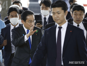 일본 기시다 총리 1m 뒤에 떨어진 폭발물…아베 잃고도 무능한 일본 경호