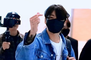 [BTS News] 방탄소년단 정국, 공항 패션 아이템 ‘품절’ 이은 재입고 요청 쇄도 ‘품귀 현상’…끝없이 막강한 ‘정국 효과’ 위력