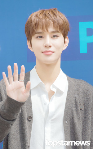 엔시티(NCT) 도재정 정우, ‘정직한 손인사’ (두시탈출 컬투쇼 출근길) [HD포토]